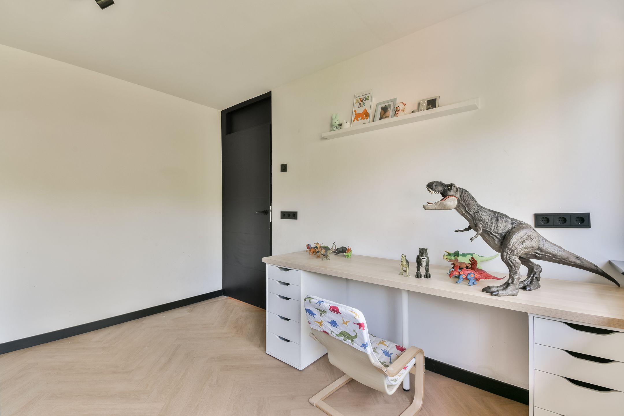 Modernized Semi-Detached Home with Five Bedrooms and Private Garden — 24