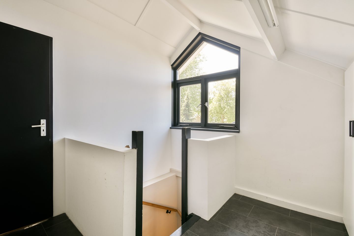 Modernized Semi-Detached Home with Five Bedrooms and Private Garden — 25