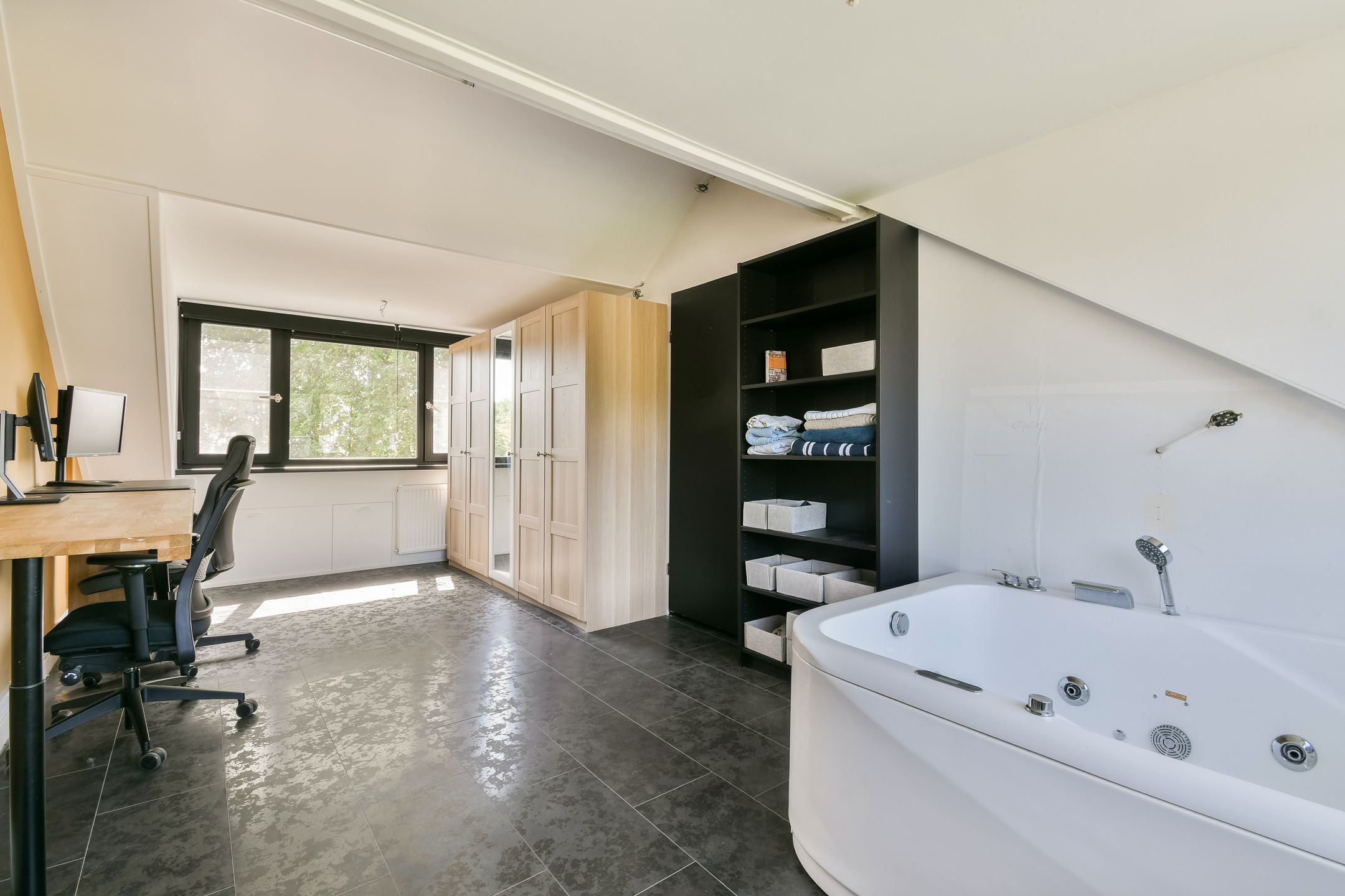 Modernized Semi-Detached Home with Five Bedrooms and Private Garden — 27