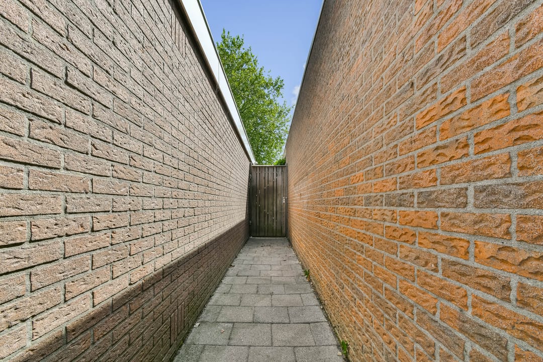 Modernized Semi-Detached Home with Five Bedrooms and Private Garden — 31