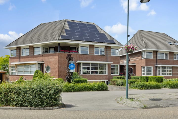 Twee-onder-één-kap te koop: Dierdonklaan 77, Helmond