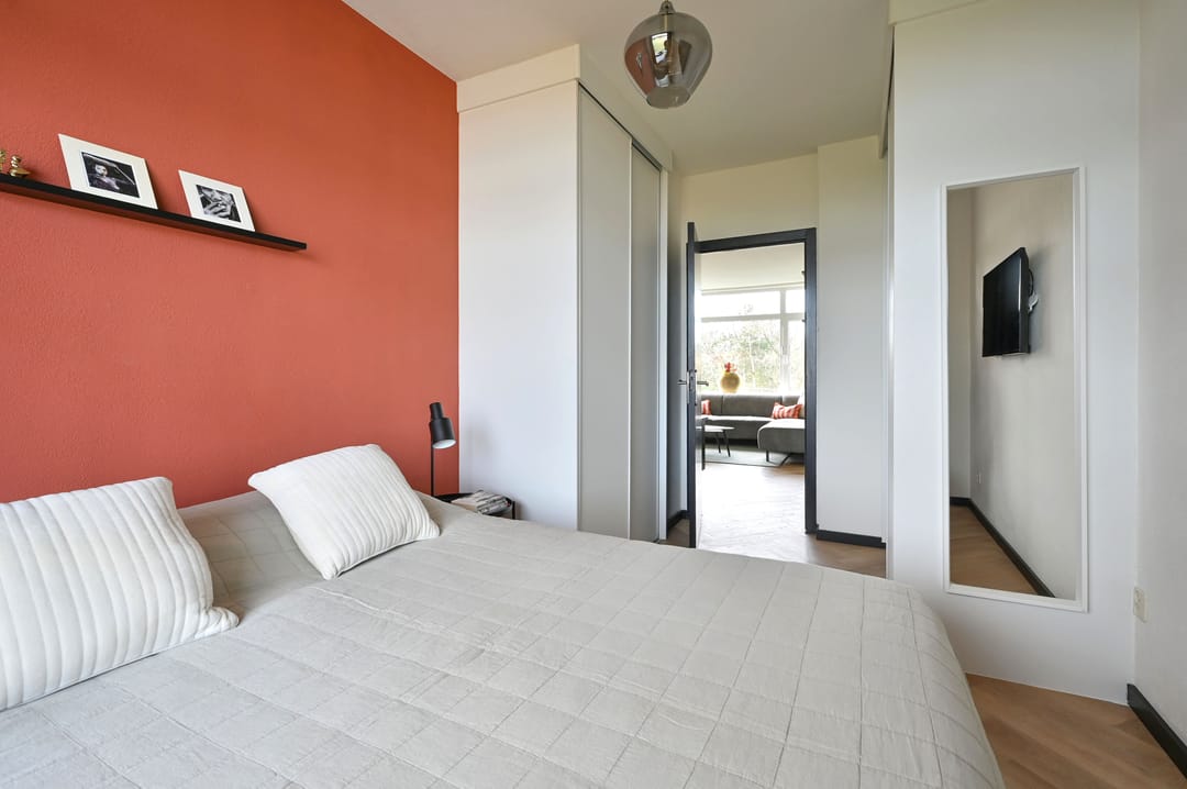Modernized Top Floor Apartment Near Bussummerheide — 11
