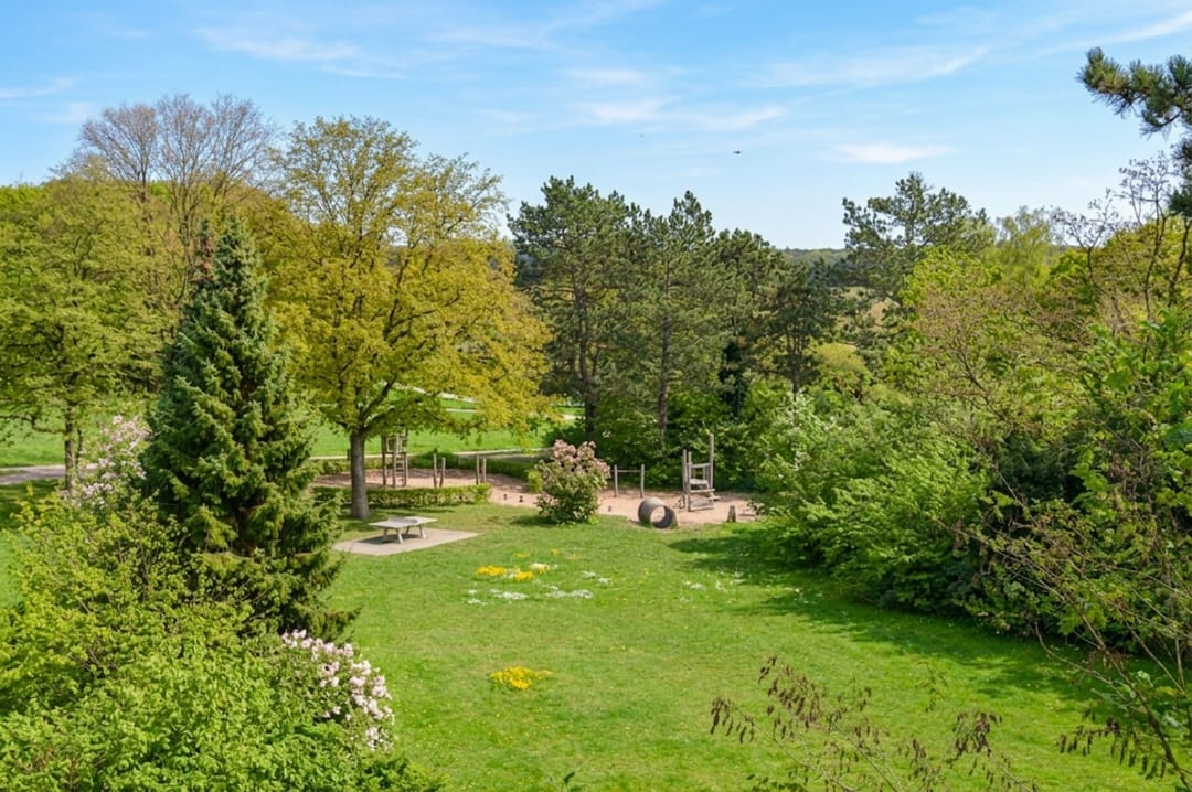 Modernized Top Floor Apartment Near Bussummerheide — 17