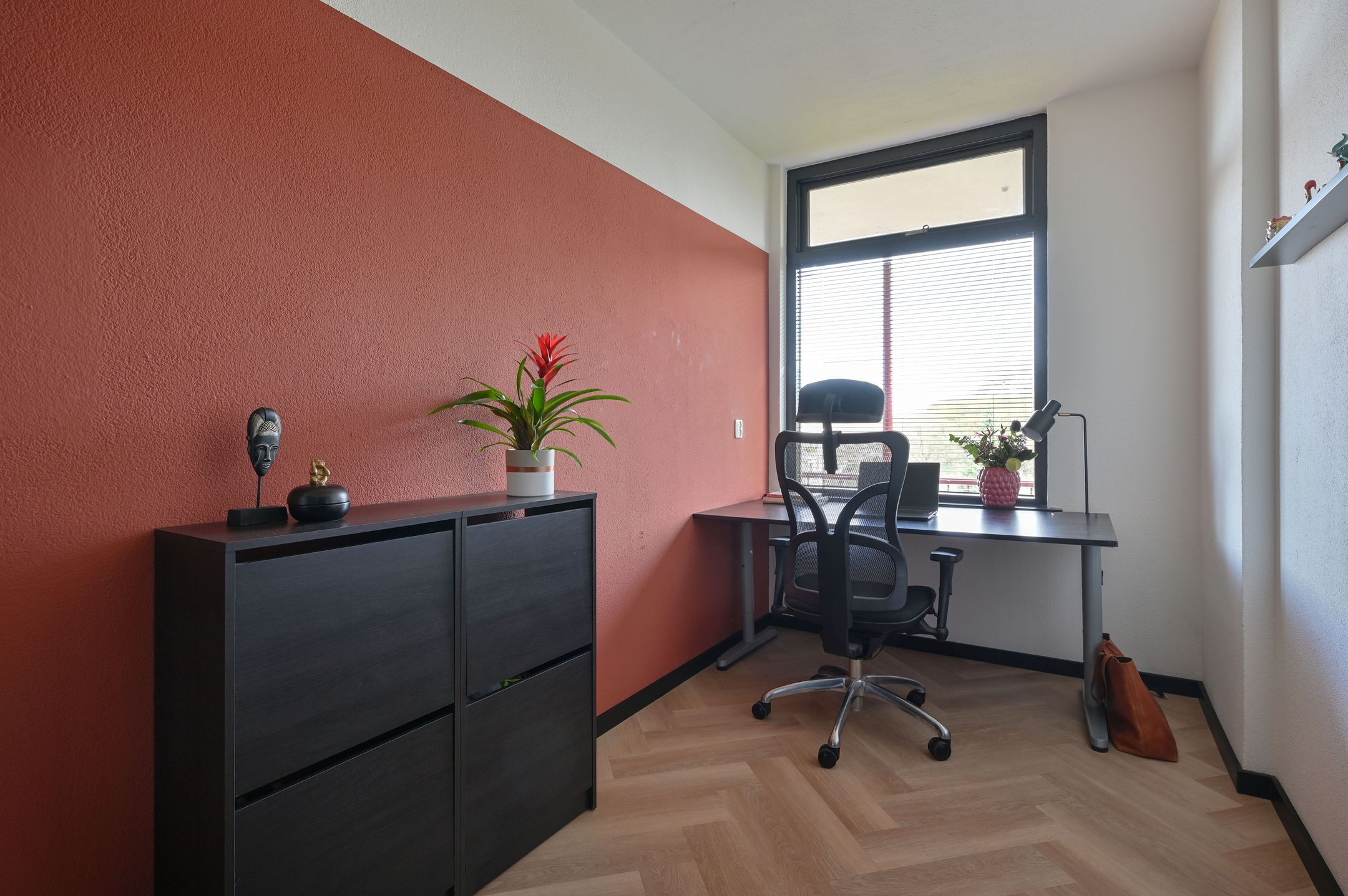 Modernized Top Floor Apartment Near Bussummerheide — 12