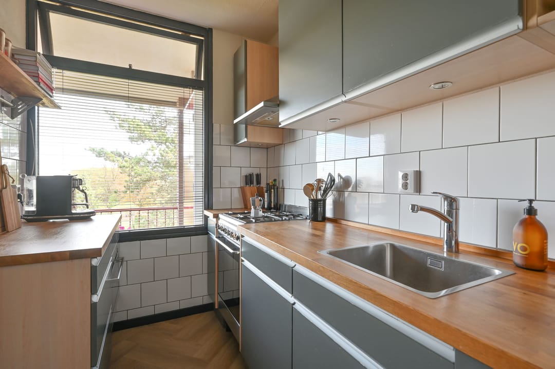 Modernized Top Floor Apartment Near Bussummerheide — 8