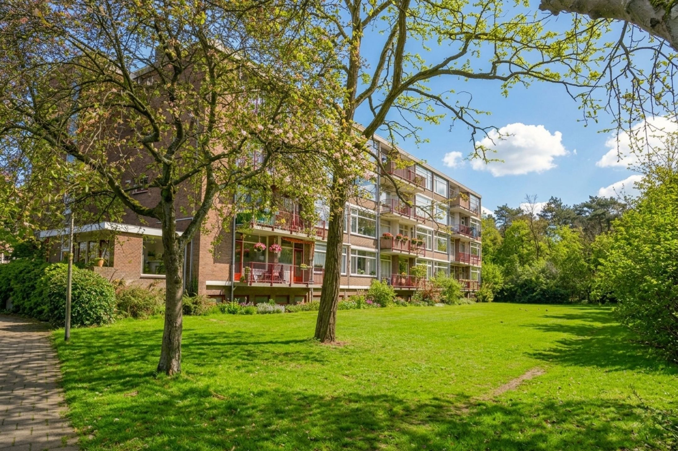 Modernized Top Floor Apartment Near Bussummerheide — 18
