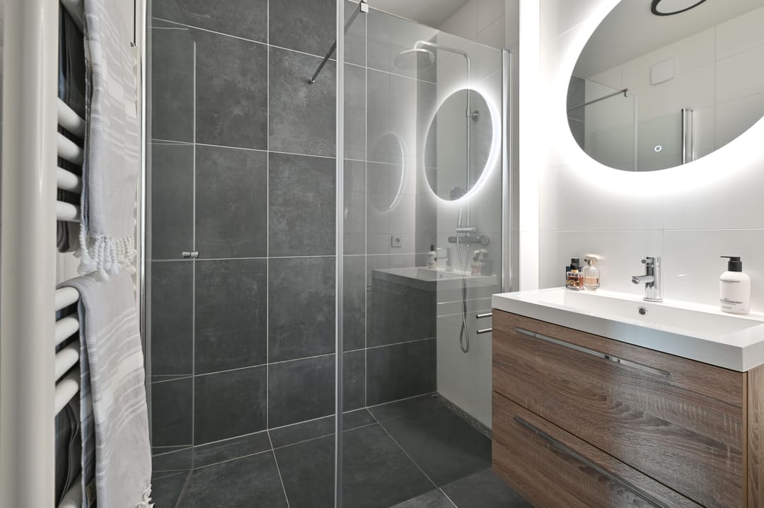 Modernized Top Floor Apartment Near Bussummerheide — 13