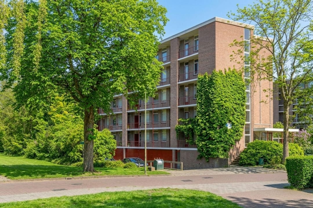 Modernized Top Floor Apartment Near Bussummerheide — 16