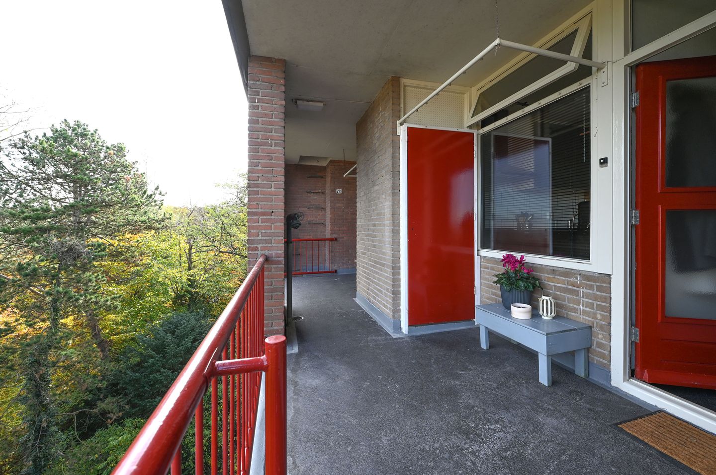 Modernized Top Floor Apartment Near Bussummerheide — 14