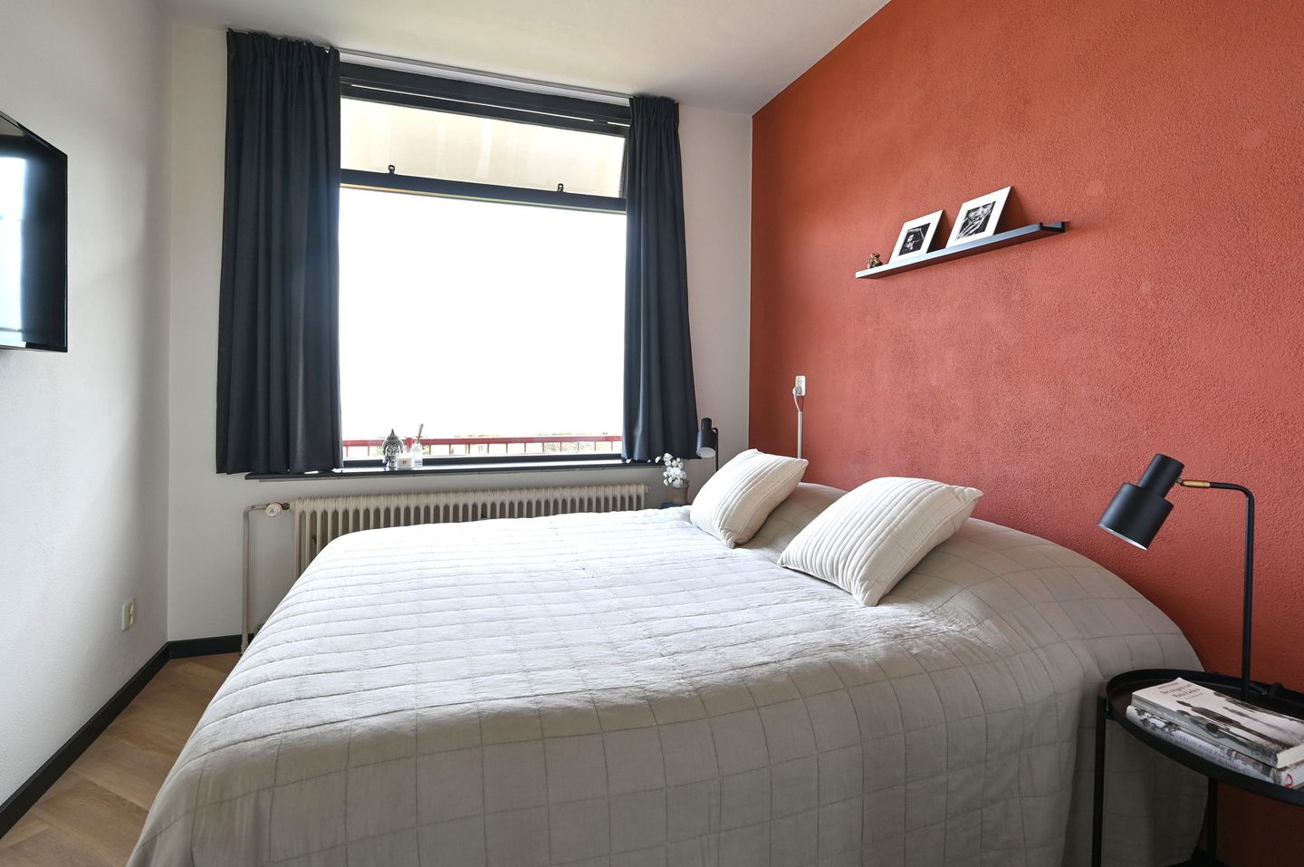 Modernized Top Floor Apartment Near Bussummerheide — 10