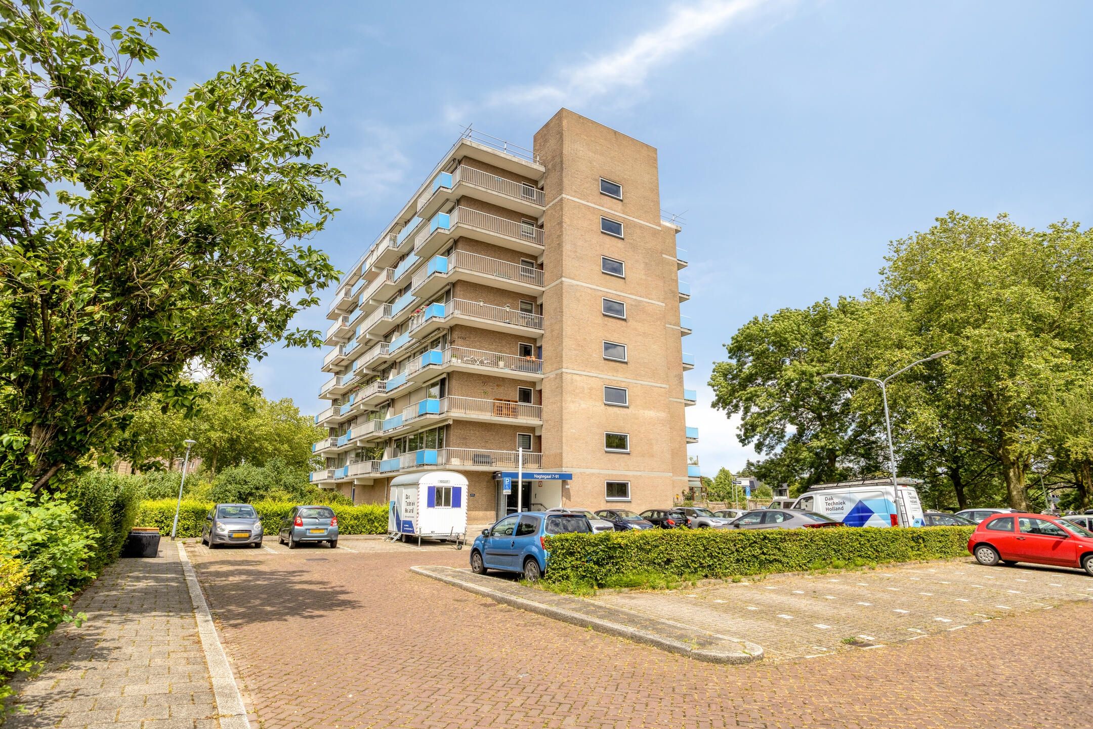 Spacious 2-bedroom apartment with sunny balcony near Dordrecht city center — 24