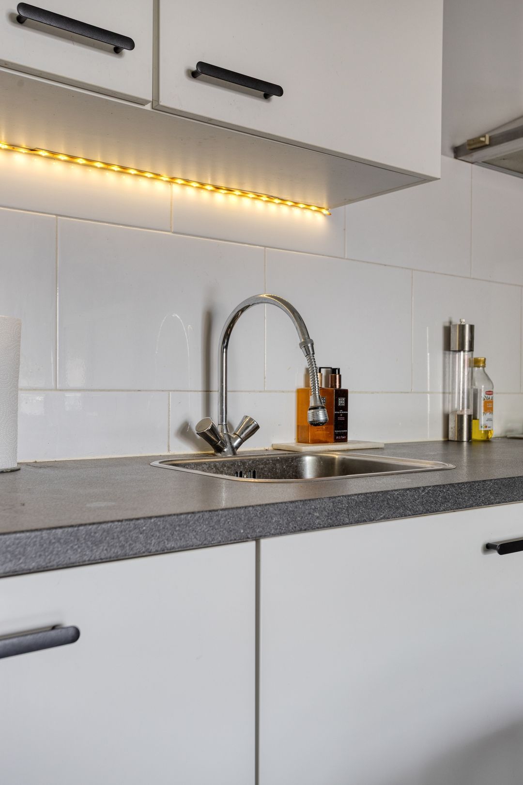 Spacious 2-bedroom apartment with sunny balcony near Dordrecht city center — 16