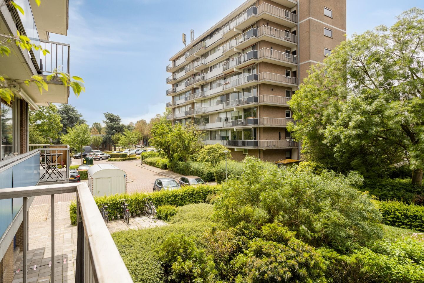 Spacious 2-bedroom apartment with sunny balcony near Dordrecht city center — 25