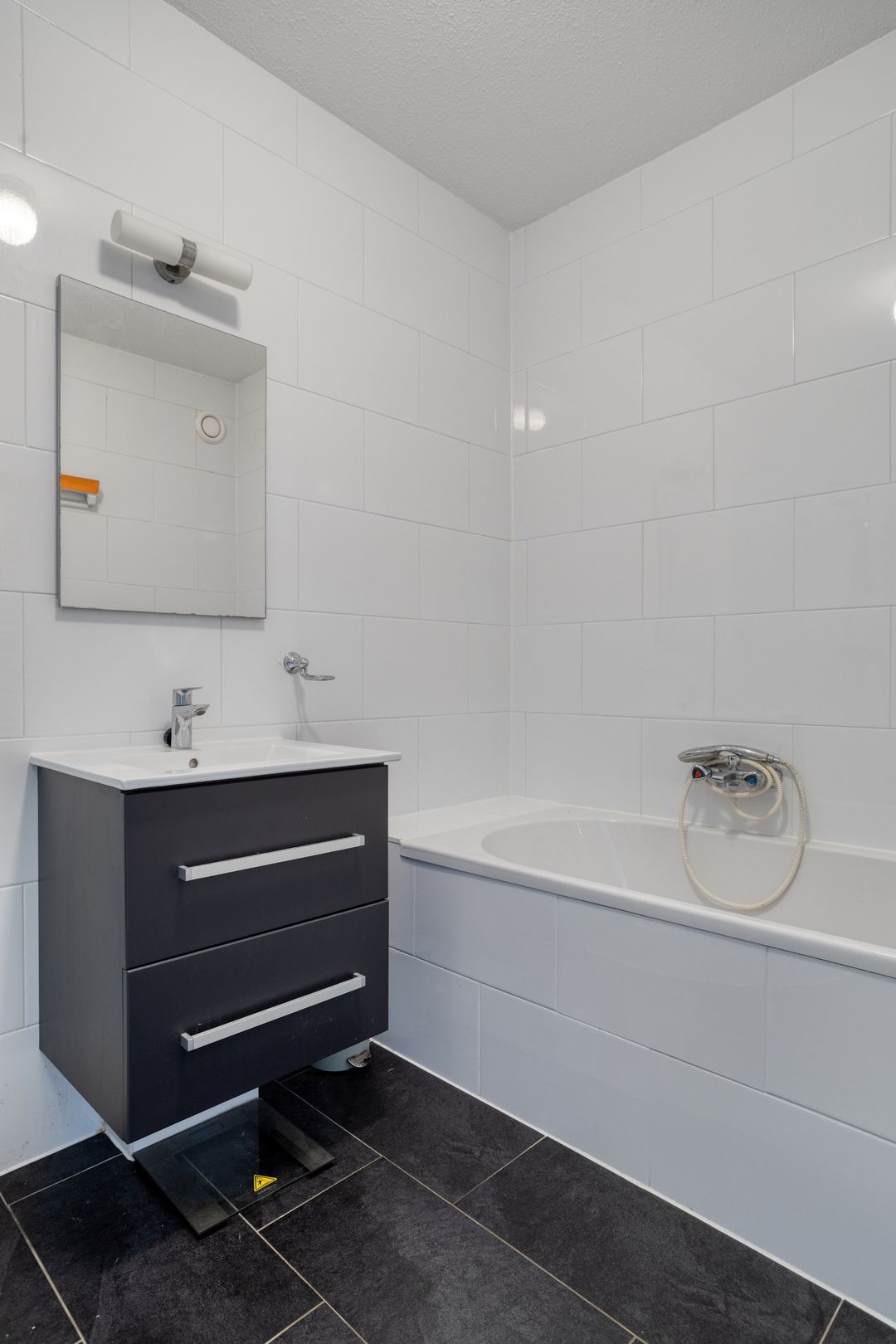 Spacious 2-bedroom apartment with sunny balcony near Dordrecht city center — 22