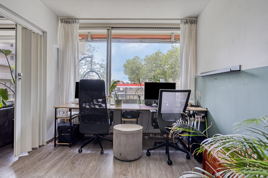 Spacious 2-bedroom apartment with sunny balcony near Dordrecht city center — 17