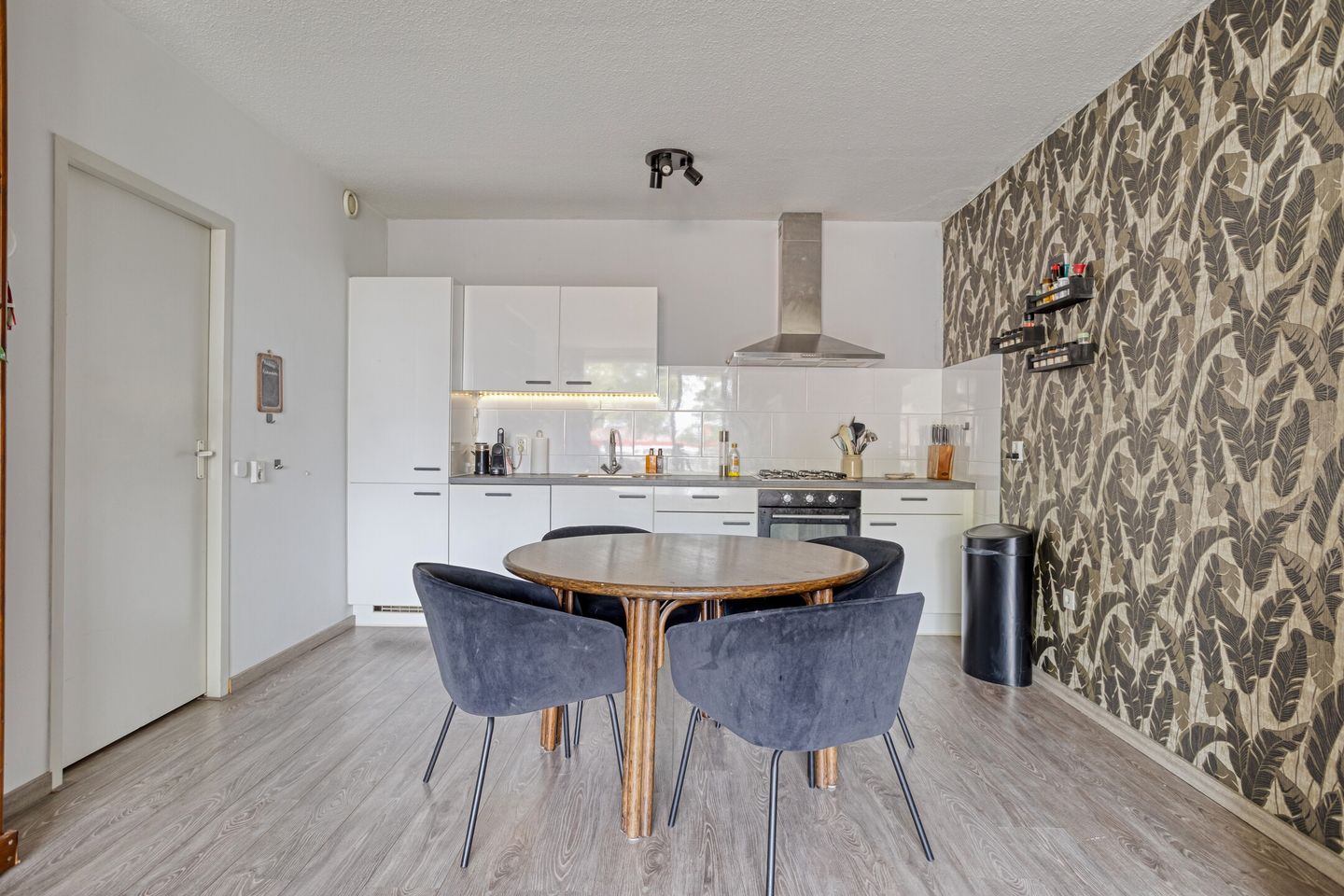Spacious 2-bedroom apartment with sunny balcony near Dordrecht city center — 14