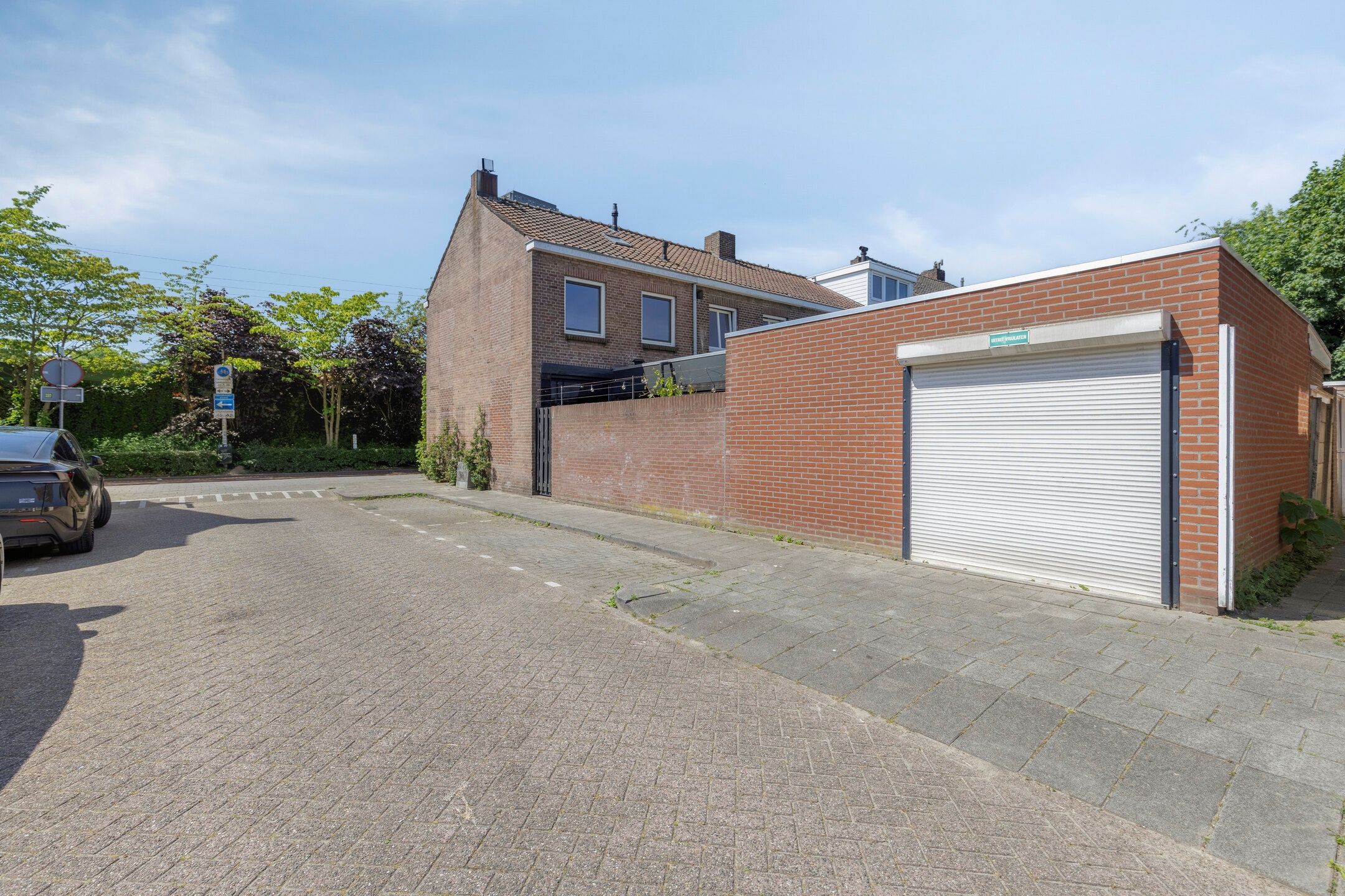 Charming 1930s End Terrace Home with Garage in Central Tilburg — 30
