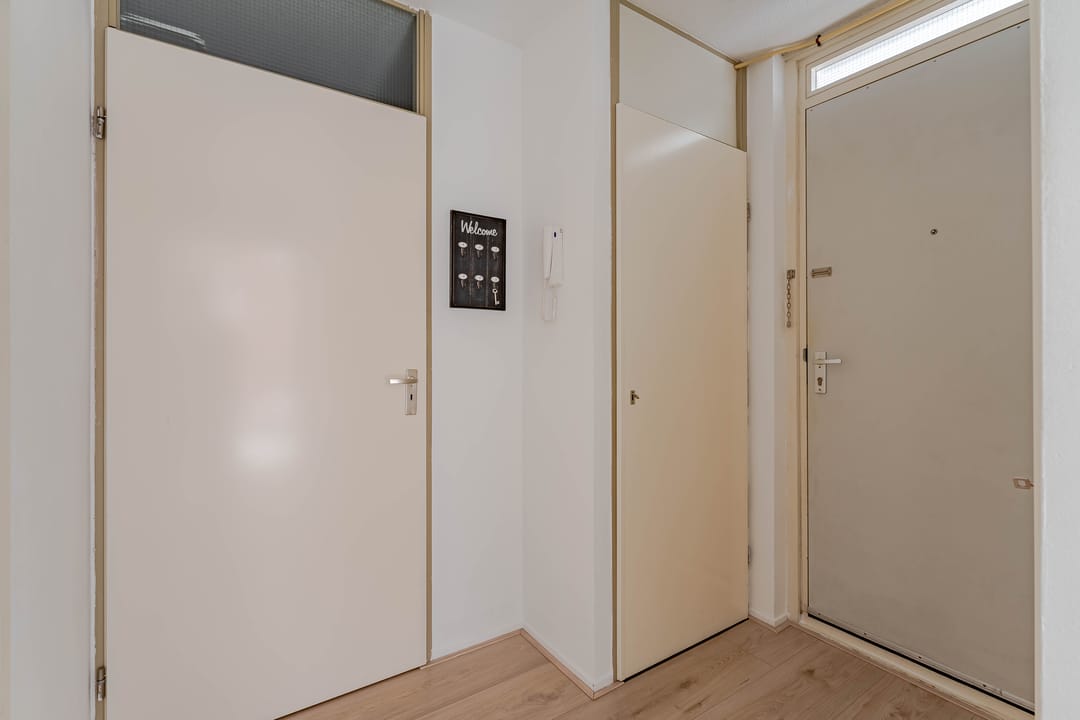 Modernised 3-Room Apartment with Parking in Gouda — 16