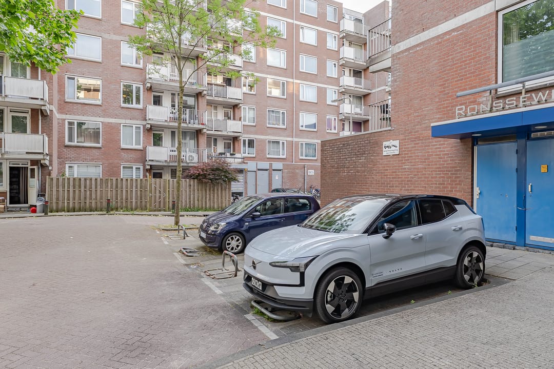 Modernised 3-Room Apartment with Parking in Gouda — 23