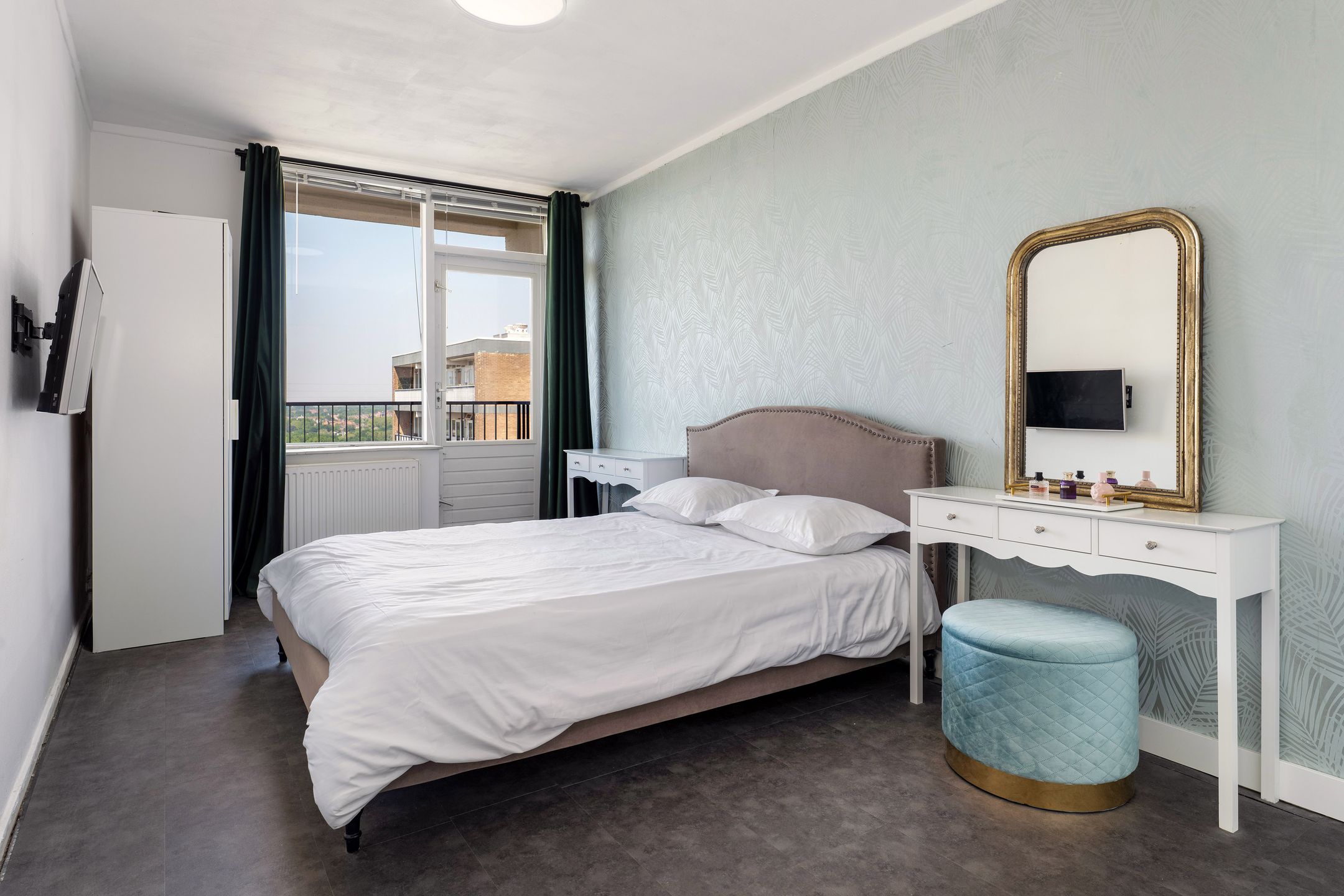 Spacious 10th Floor Apartment with Panoramic Views in Heerlen — 18