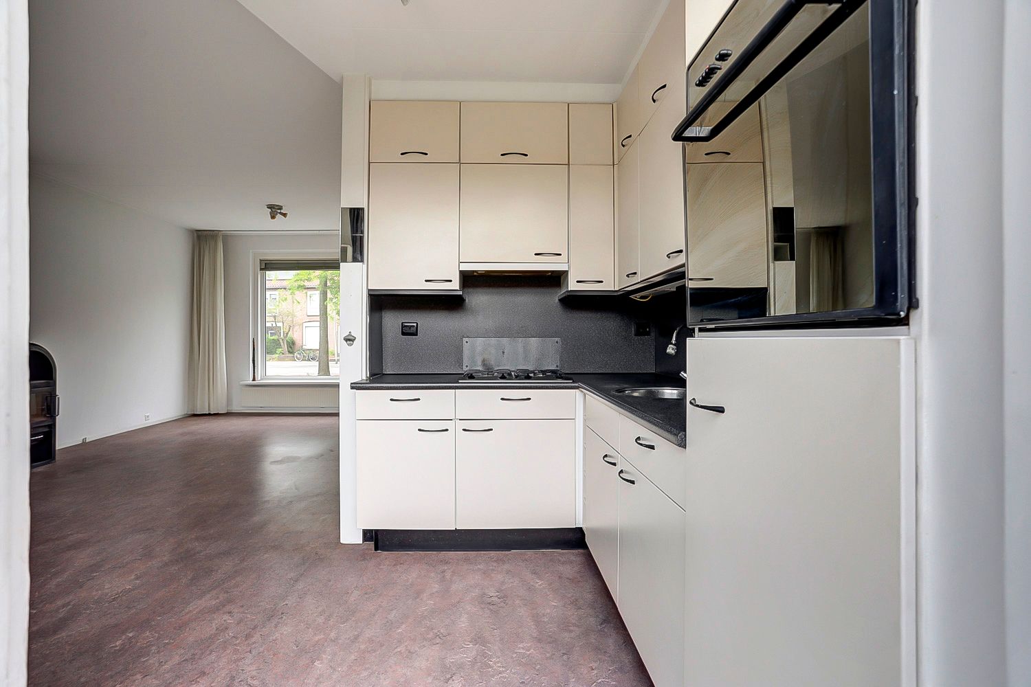 Charming Terraced Home with Three Bedrooms and Expansion Potential — 12