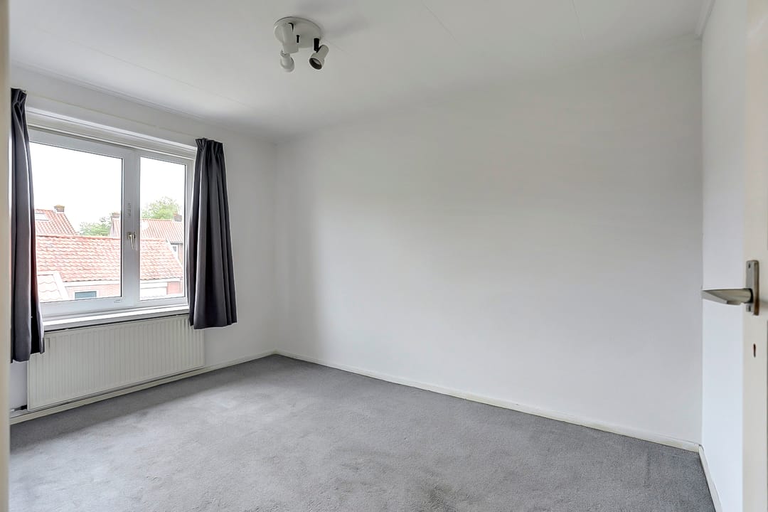 Charming Terraced Home with Three Bedrooms and Expansion Potential — 16