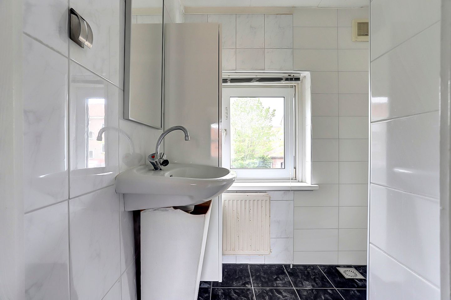 Charming Terraced Home with Three Bedrooms and Expansion Potential — 19