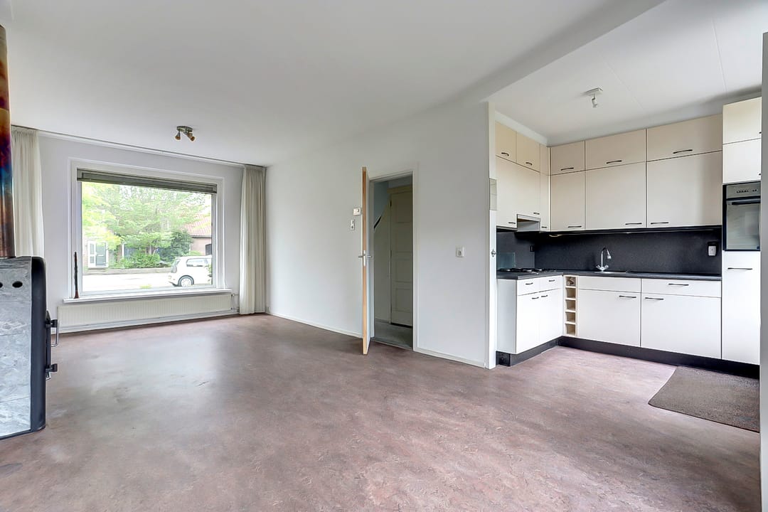 Charming Terraced Home with Three Bedrooms and Expansion Potential — 11