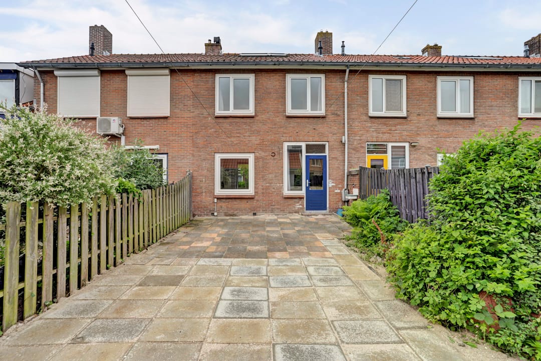 Charming Terraced Home with Three Bedrooms and Expansion Potential — 26