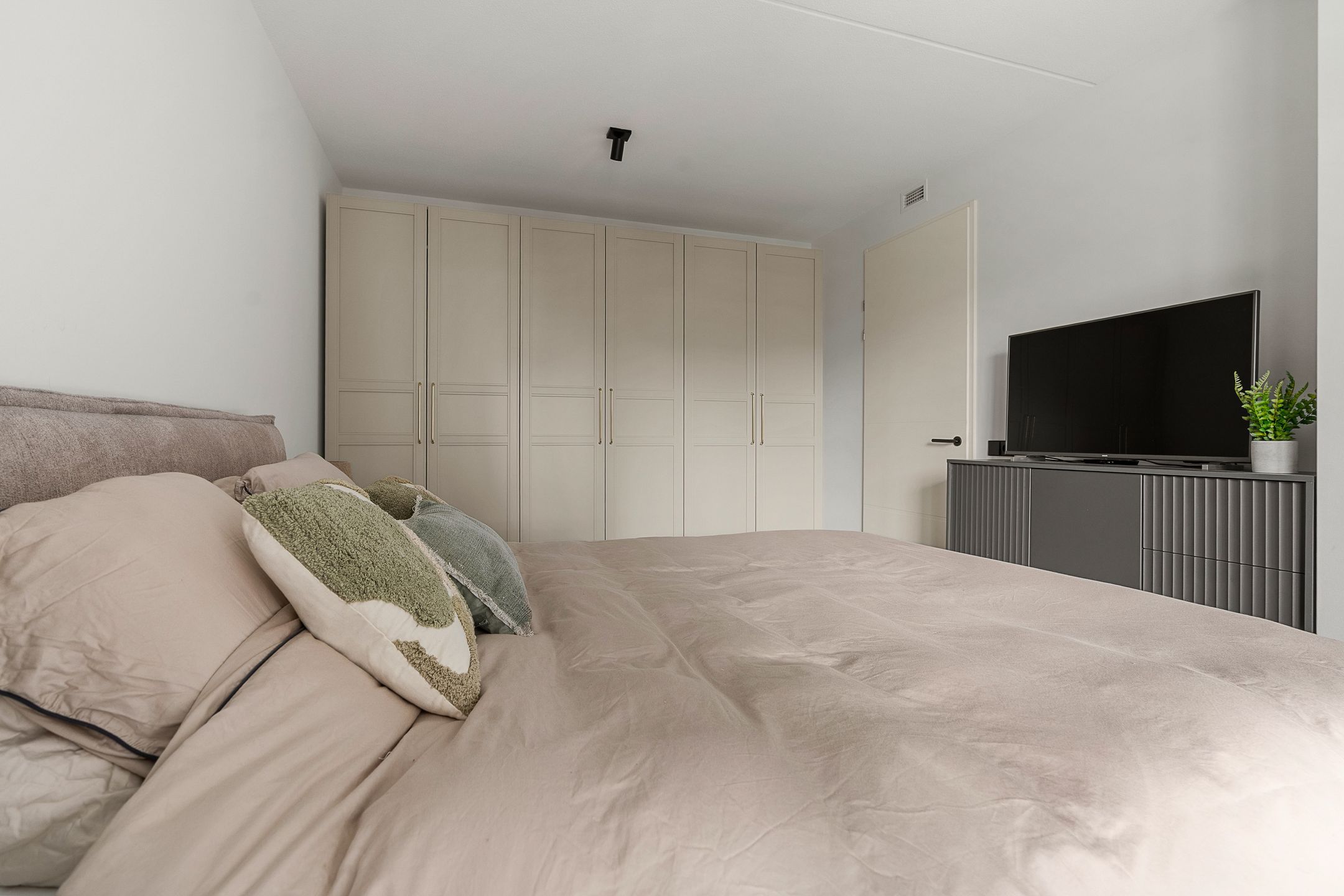 Modern 2024 Apartment with Parking in Rijnhuizen — 24