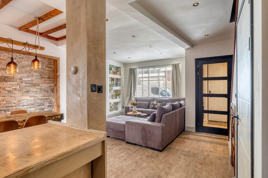 Corner Home with Five Bedrooms and South-Facing Garden in Spoorwijk — 7