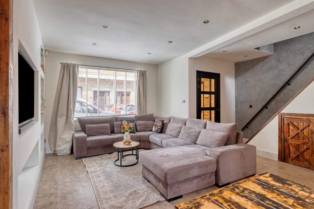 Corner Home with Five Bedrooms and South-Facing Garden in Spoorwijk — 8