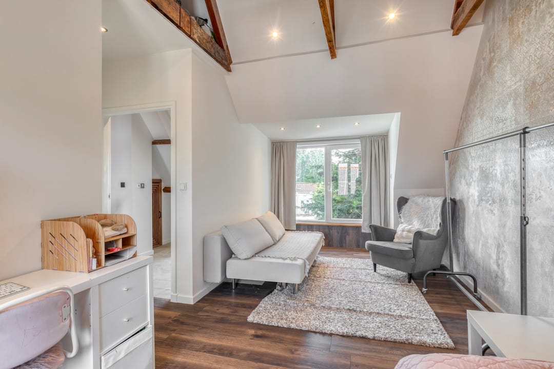 Corner Home with Five Bedrooms and South-Facing Garden in Spoorwijk — 26