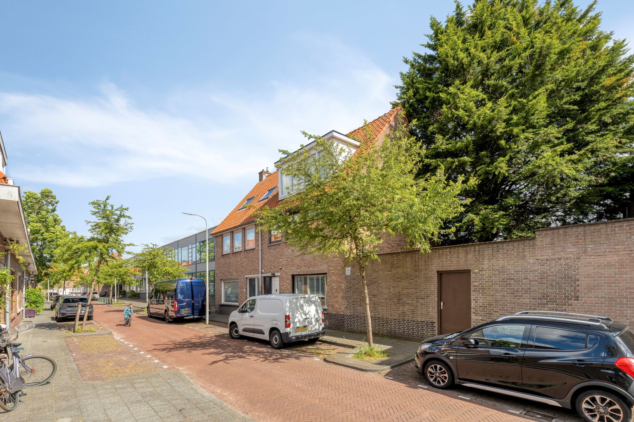 Corner Home with Five Bedrooms and South-Facing Garden in Spoorwijk — 36