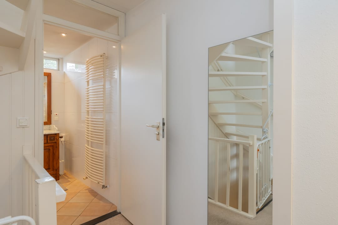 Spacious Family Home with Five Bedrooms in Quiet Bennebroek — 31