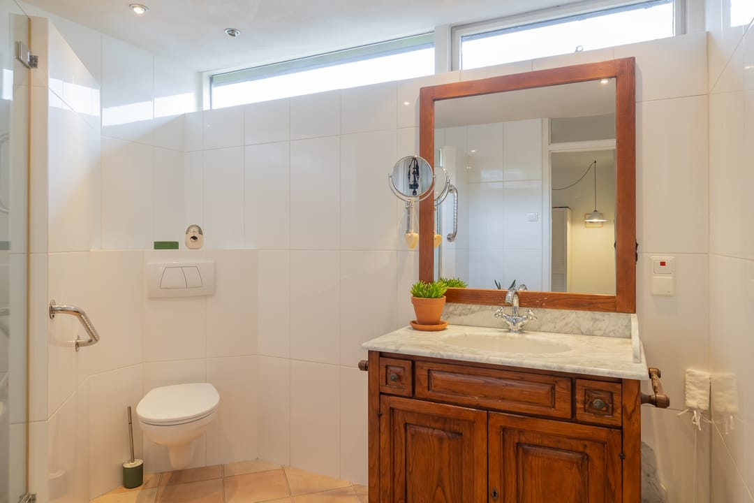 Spacious Family Home with Five Bedrooms in Quiet Bennebroek — 32