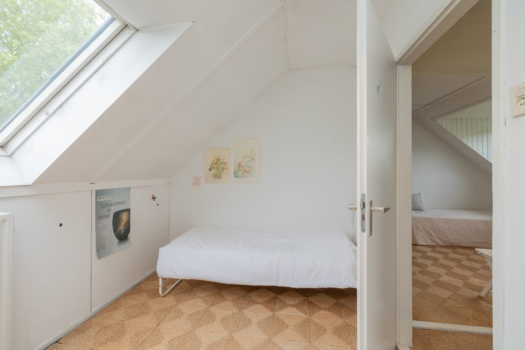 Spacious Family Home with Five Bedrooms in Quiet Bennebroek — 37