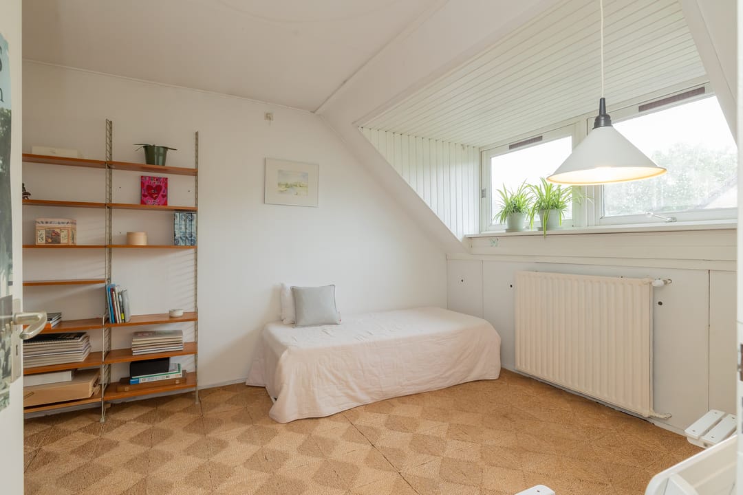 Spacious Family Home with Five Bedrooms in Quiet Bennebroek — 38