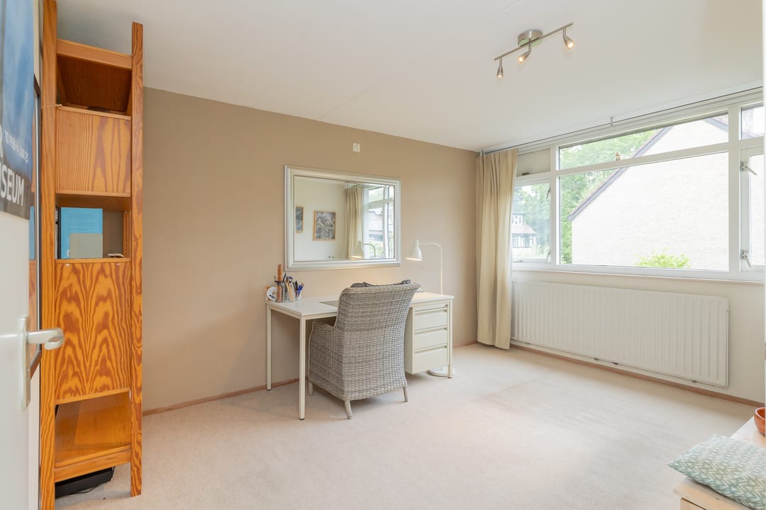 Spacious Family Home with Five Bedrooms in Quiet Bennebroek — 28