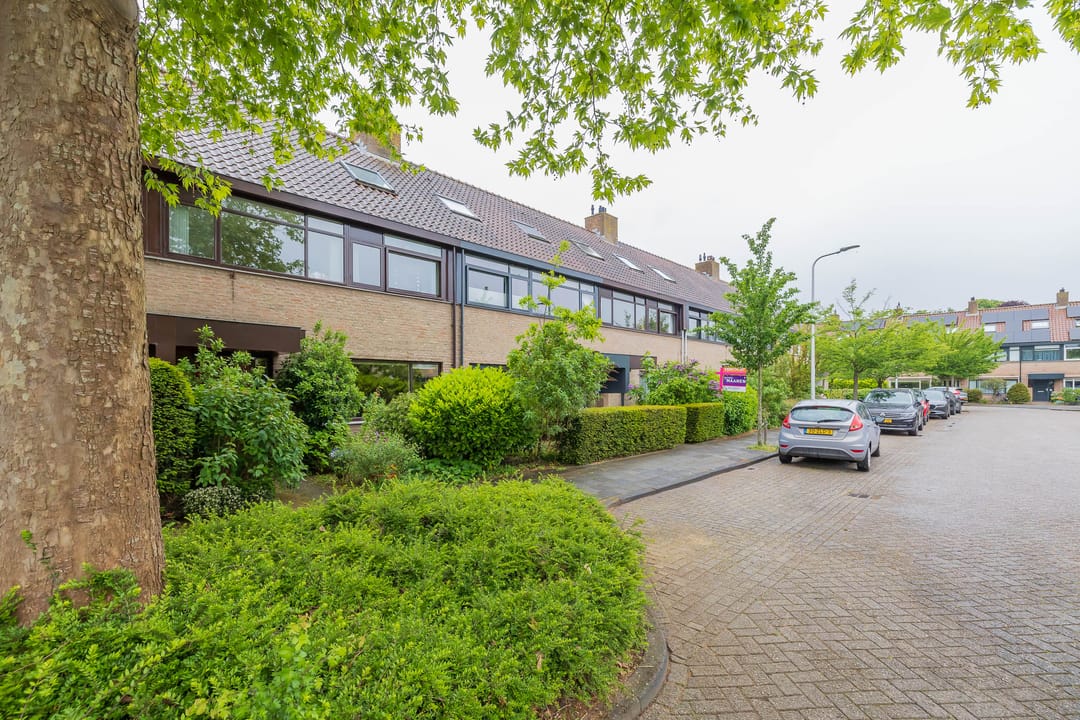 Spacious Family Home with Five Bedrooms in Quiet Bennebroek — 47