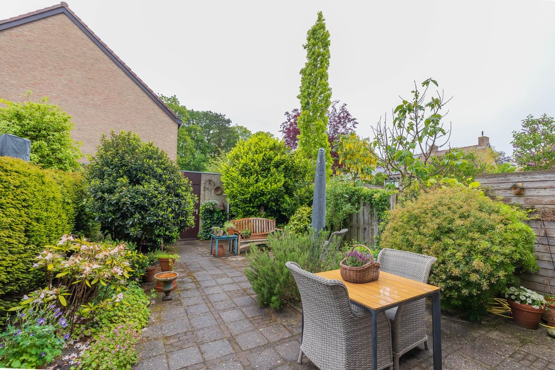 Spacious Family Home with Five Bedrooms in Quiet Bennebroek — 43