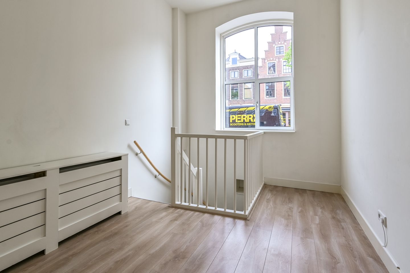 Charming Ground Floor Apartment with Courtyard Garden View in Haarlem Center — 14