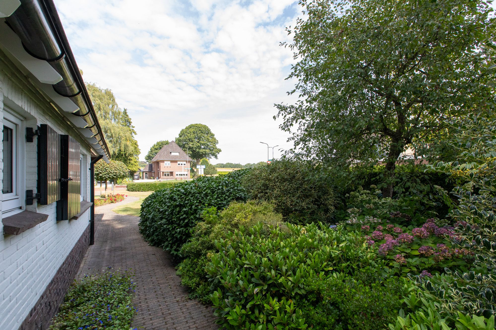 Spacious 1950s Villa with Panoramic Views and Large Private Garden — 36