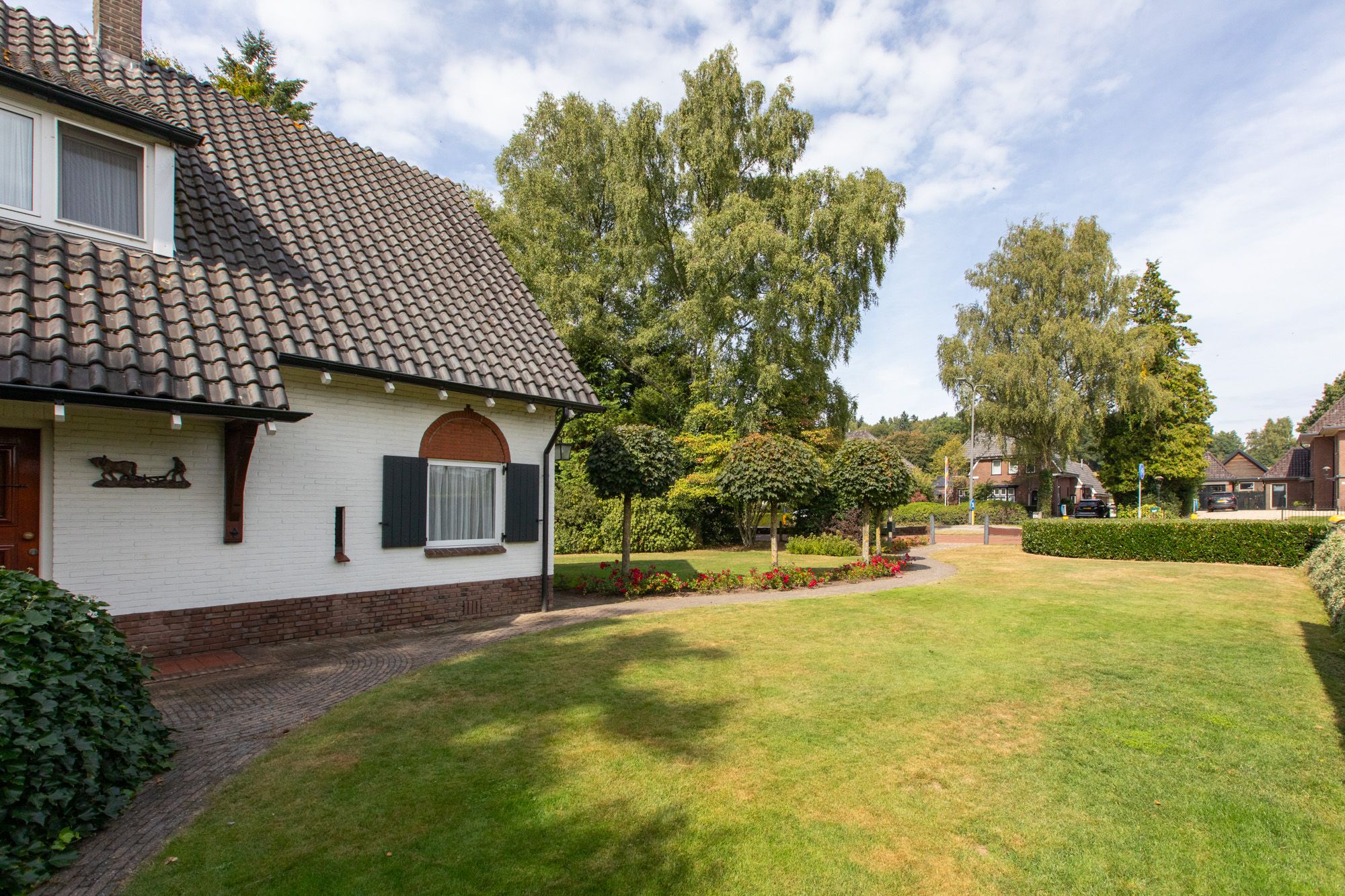 Spacious 1950s Villa with Panoramic Views and Large Private Garden — 30