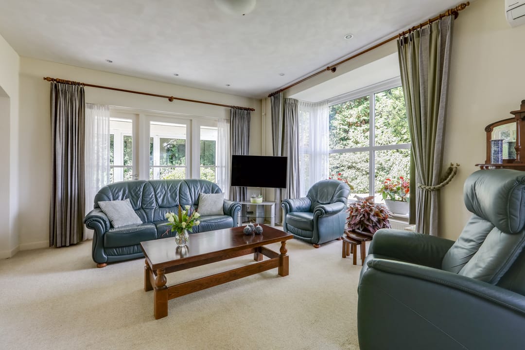Spacious 1950s Villa with Panoramic Views and Large Private Garden — 13