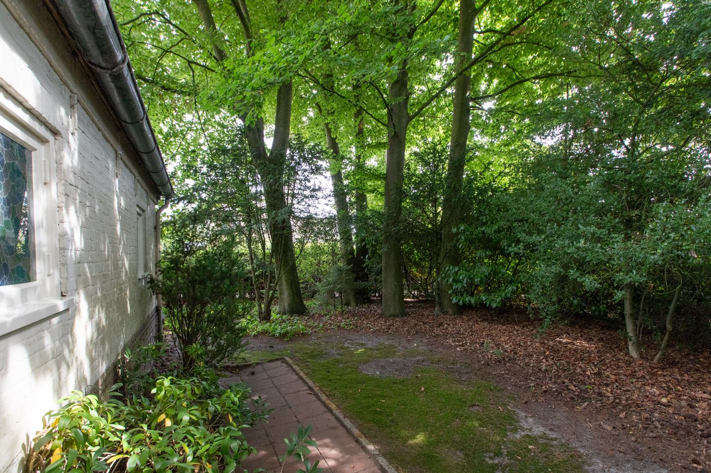 Spacious 1950s Villa with Panoramic Views and Large Private Garden — 40