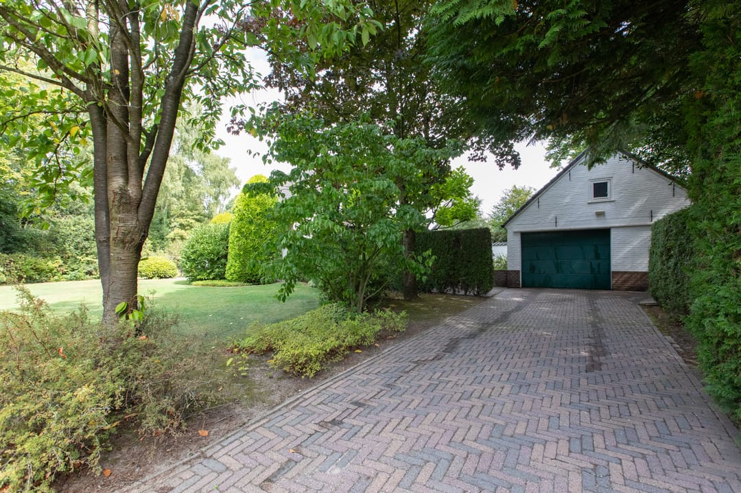Spacious 1950s Villa with Panoramic Views and Large Private Garden — 41