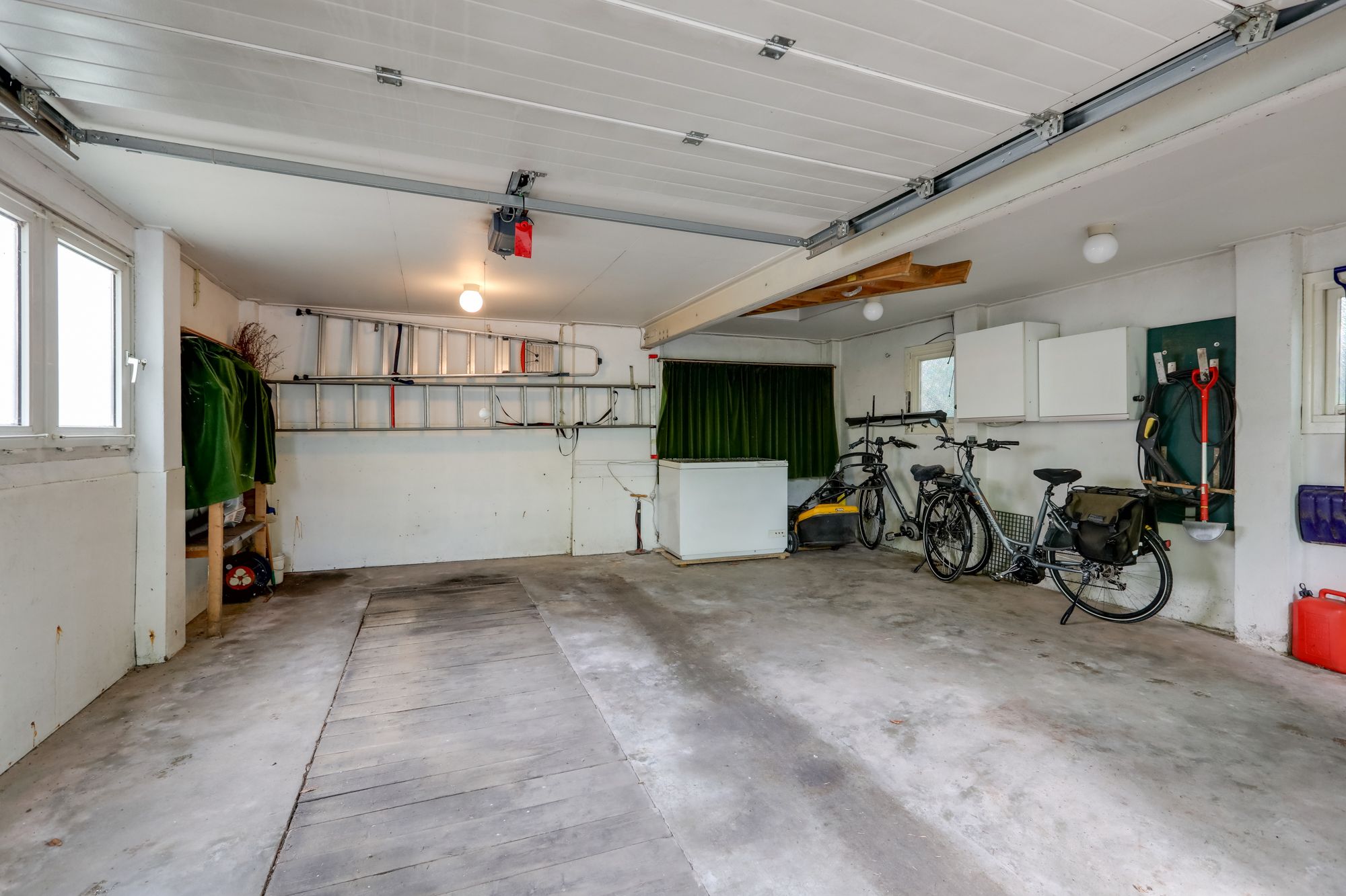 Spacious 1950s Villa with Panoramic Views and Large Private Garden — 39