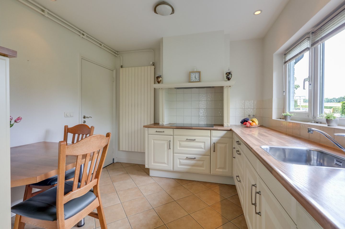 Spacious 1950s Villa with Panoramic Views and Large Private Garden — 19