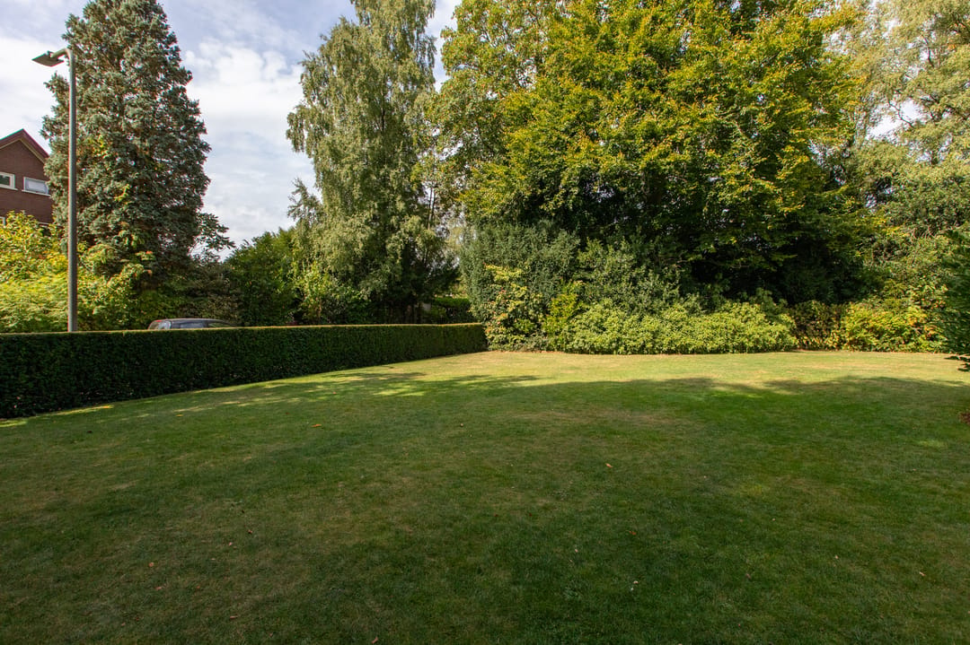 Spacious 1950s Villa with Panoramic Views and Large Private Garden — 32